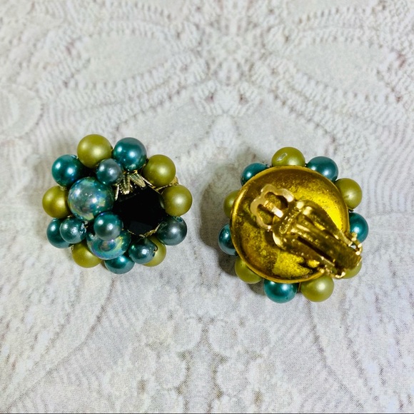 Sea green multi Pearl cluster clip earrings 1960’s - Picture 3 of 4